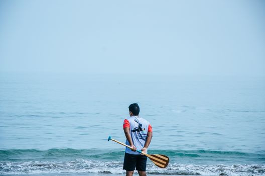 Man with an oar with the beach background, in whose pole he says: row high - God salute you - The condor applauds