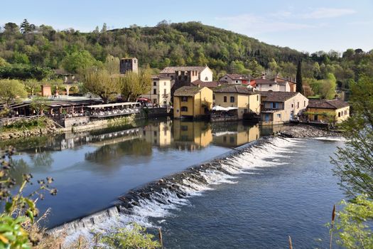Il paesino di Borghetto sul Mincio,si rispecchia tranquillo nelle calme acque del fiume.