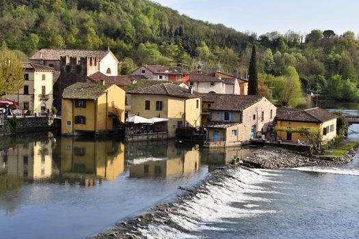 Il paesino di Borghetto sul Mincio,si rispecchia tranquillo nelle calme acque del fiume.