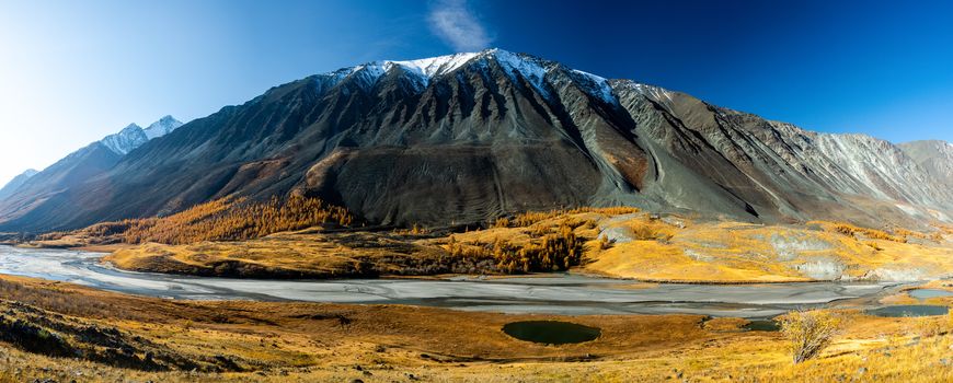 Panorama is the Altai, a mountain river flowing between the Altai mountains and the nature of the area.