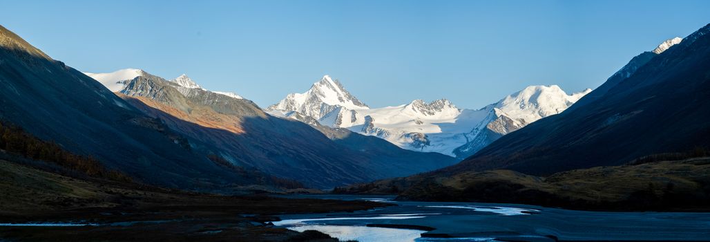 Panorama is the Altai, a mountain river flowing between the Altai mountains and the nature of the area.