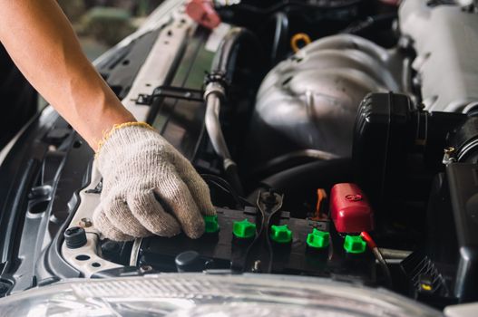 Auto mechanic Check the car battery Distilled water level