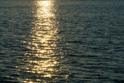 the setting sun is reflected in the water.