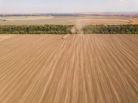 opisaniye Aerial View of Golden Wheat field. Agronomic firm