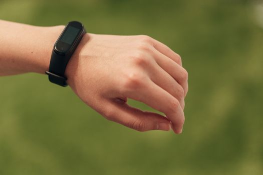 The smartwatch on the wrist measures the heartbeat. Pulse check.