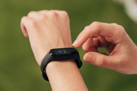 The smartwatch on the wrist measures the heartbeat. Pulse check.