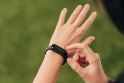 The smartwatch on the wrist measures the heartbeat. Pulse check.