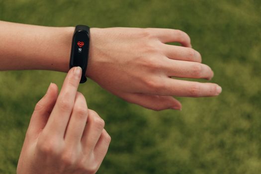 The smartwatch on the wrist measures the heartbeat. Pulse check.