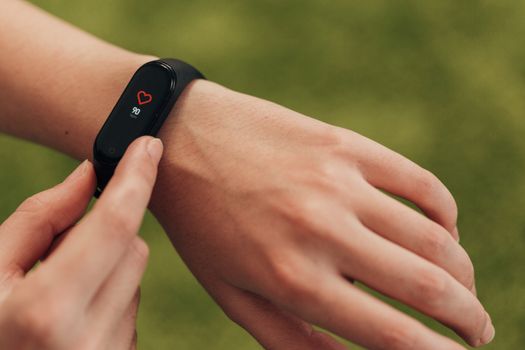 The smartwatch on the wrist measures the heartbeat. Pulse check.