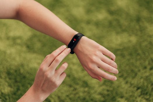 The smartwatch on the wrist measures the heartbeat. Pulse check.