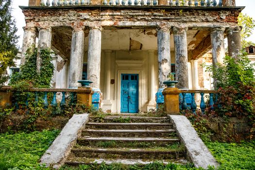 The stairs to the porch of the ruined palace