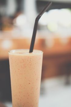 mango banana goji berry oats honey yogurt smoothie