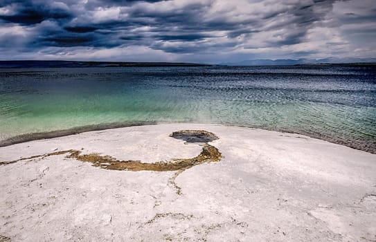 hot thermal springs in yeallostone national park wyoming