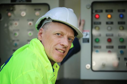 Engineer working on checking and maintenance equipment at solar panels power farm, photovoltaic cell park, green energy concept.