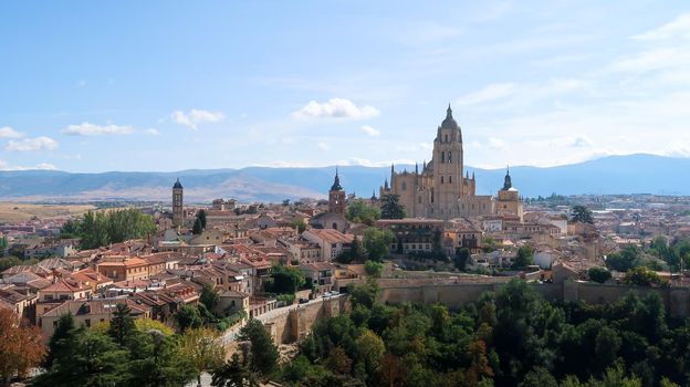 An overall shot of the Segovia Cathedral and Segovia cityscape