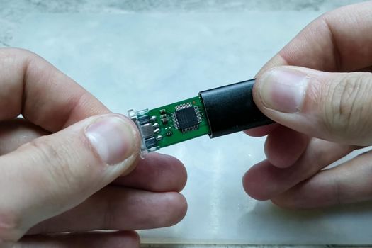 Repair USB stick. USB stick USB In the hands of a master repairman.