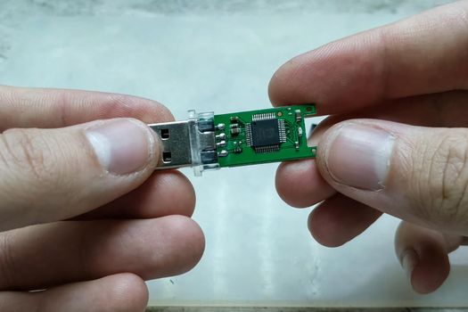 Repair USB stick. USB stick USB In the hands of a master repairman.