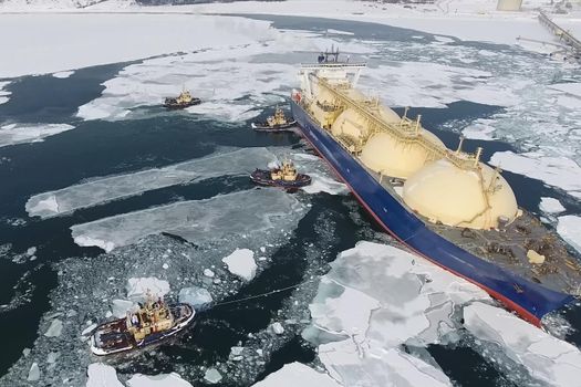 Towing a liquefied gas tanker. Transportation of hydrocarbons by sea.