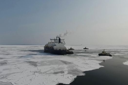 Towing a liquefied gas tanker. Transportation of hydrocarbons by sea.