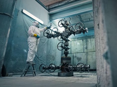 Painting the oil well catches at the plant. spray-sprayed.