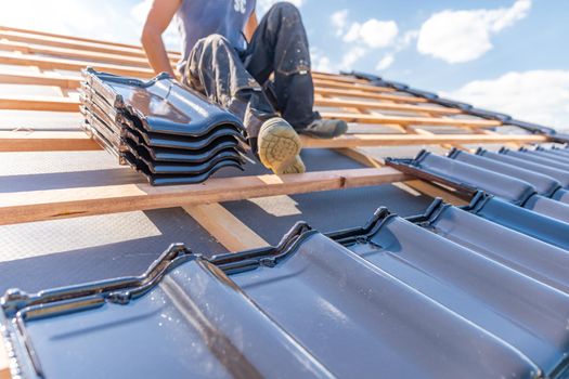 production of roofs from ceramic fired tiles on a family house.