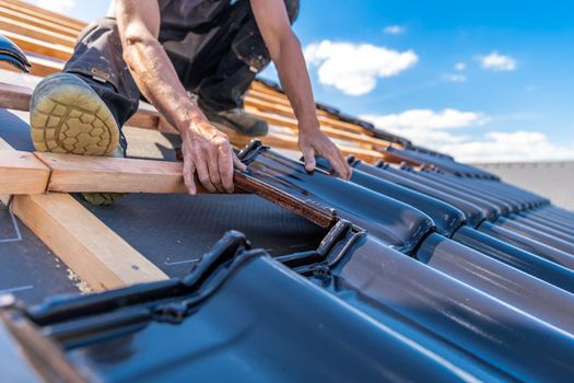 production of roofs from ceramic fired tiles on a family house.