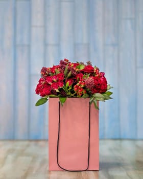 Golden rose bouquet in the box