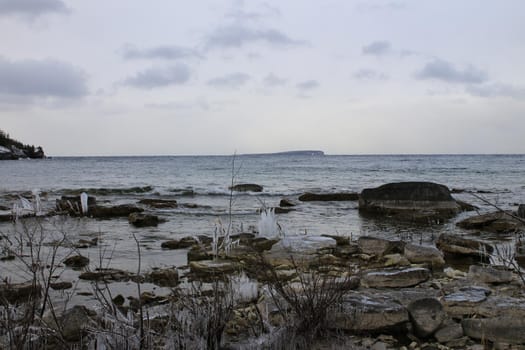 photo showing the beautiful rock formations of tobermory . High quality photo