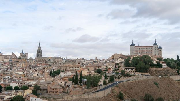 Mesmerizing shot of a beautiful cityscape and ancient castle of Toledo in Spain