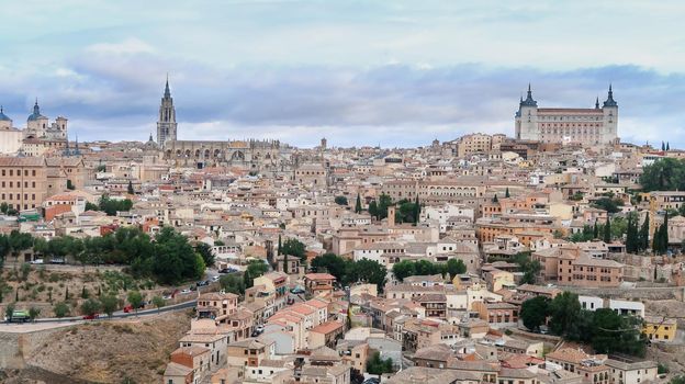 Mesmerizing shot of a beautiful cityscape and ancient Castle and Cathedral of Toledo in Spain