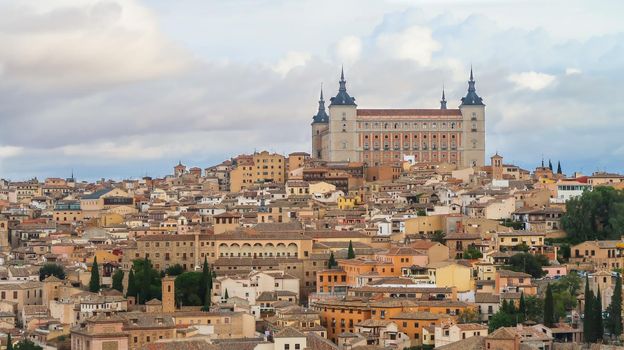 Mesmerizing shot of a beautiful cityscape and ancient castle of Toledo in Spain