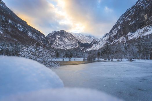 Idyllic winter landscape: Frosty lake and mountains. Buntausee