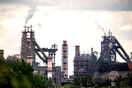 The metallurgical plant pollutes the environment and the atmosphere with its emissions.