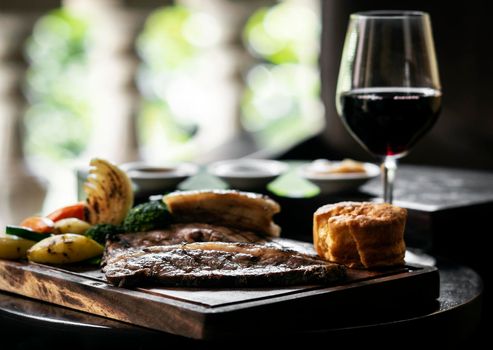 gourmet sunday roast beef traditional british meal set on old wooden pub table