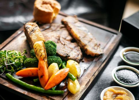 gourmet sunday roast beef traditional british meal set on old wooden pub table