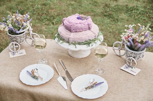 boho style wedding cake on a table covered with a linen tablecloth