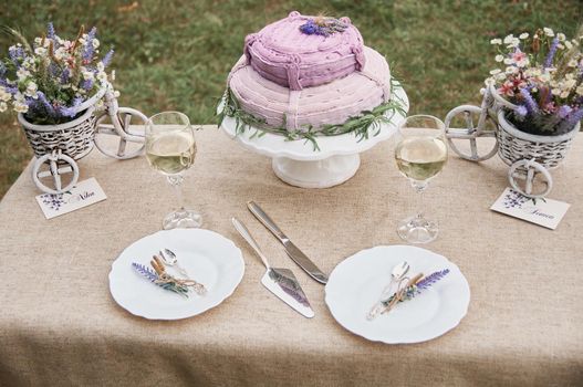 boho style wedding cake on a table covered with a linen tablecloth