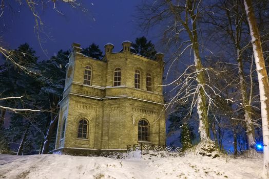 Kochide kabeli varemed ja perekonnakalmistu. Koch family chapel in Pirita, Tallinn.