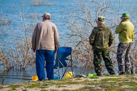 Lake. View from behind. Discussing fishing.
