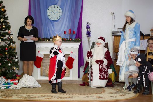 Belarus, the city of Gomil, December 27, 2018. Morning party in kindergarten.A boy dressed as a king reads poetry at a holiday in kindergarten.