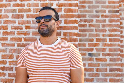 Man with sunglasses posing in freestyle