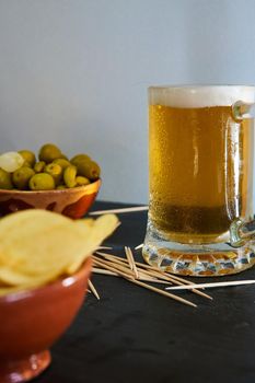 Beer mug with olives and chips with black base