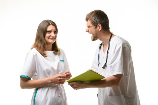 The intern is shocked by the doctor screaming at her