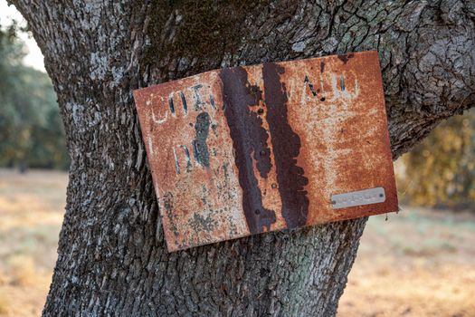 rusty hunting ground sign in spanish