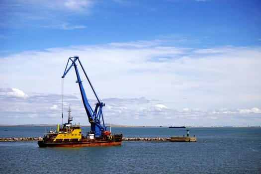 Marine landscape with views of the floating crane.