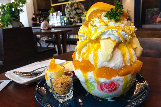 Lemon Bingsu fruit dessert for quenching thirst.