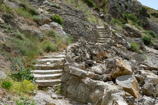 Mountain landscape with vegetation between rocks