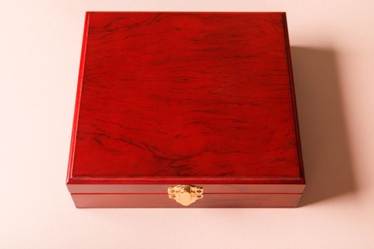 Gift set of corkscrew and removable lids. Wine corks and bottle openers in a wooden box on a pink background.