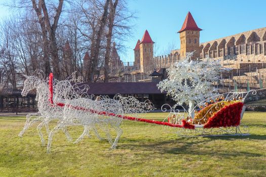 A group of horses made of wire on the lawn in front of the building. High-quality photos