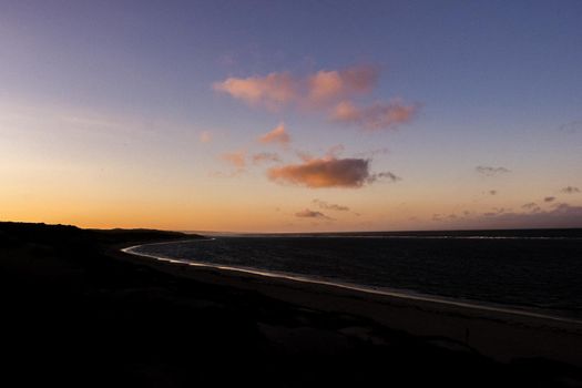 Natürlicher Sonnenuntergang über einem Strand, Australien